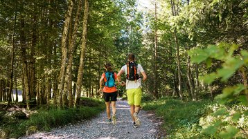 Trailrunning auf dem Kiesweg beim Fortuna Trail Tschenten, Adelboden-Lenk-Kandersteg